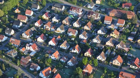 Luftaufnahme einer Siedlung.