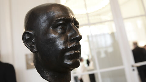 Büste von Wilhelm Leuschner.