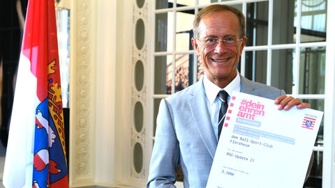 Staatsminister Wintermeyer mit der Förderzusage