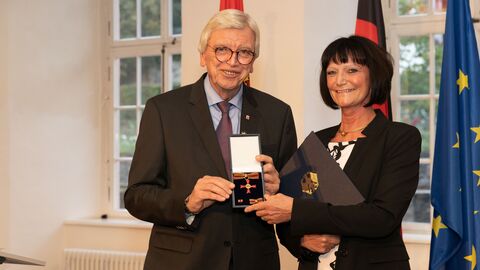 Auszeichnungen zu "75 Jahre Hessen"