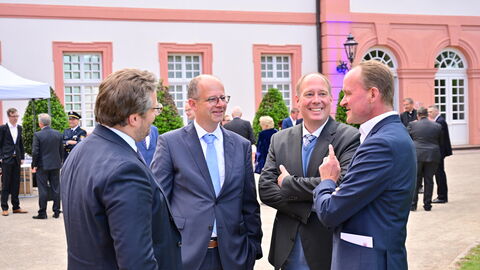 Nach rund zwölf Jahren legt der dienstälteste Regierungschef, Ministerpräsident Volker Bouffier, morgen im Hessischen Landtag sein Amt nieder. Heute Abend wurde er mit einer feierlichen Serenade im Wiesbadener Schloss Biebrich verabschiedet. Unter den Gästen waren viele politische Weggefährten und Freunde des Ministerpräsidenten sowie Vertreter der Kirchen, der Medien, aus der Wirtschaft, dem Sport und der Gesellschaft.