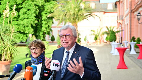 Nach rund zwölf Jahren legt der dienstälteste Regierungschef, Ministerpräsident Volker Bouffier, morgen im Hessischen Landtag sein Amt nieder. Heute Abend wurde er mit einer feierlichen Serenade im Wiesbadener Schloss Biebrich verabschiedet. Unter den Gästen waren viele politische Weggefährten und Freunde des Ministerpräsidenten sowie Vertreter der Kirchen, der Medien, aus der Wirtschaft, dem Sport und der Gesellschaft.