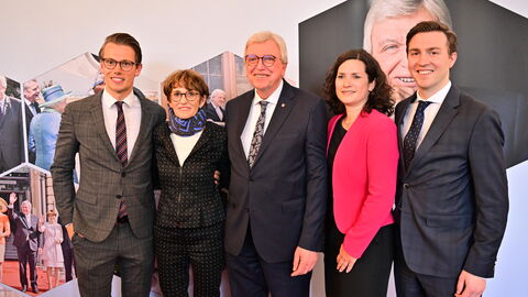 Nach rund zwölf Jahren legt der dienstälteste Regierungschef, Ministerpräsident Volker Bouffier, morgen im Hessischen Landtag sein Amt nieder. Heute Abend wurde er mit einer feierlichen Serenade im Wiesbadener Schloss Biebrich verabschiedet. Unter den Gästen waren viele politische Weggefährten und Freunde des Ministerpräsidenten sowie Vertreter der Kirchen, der Medien, aus der Wirtschaft, dem Sport und der Gesellschaft.