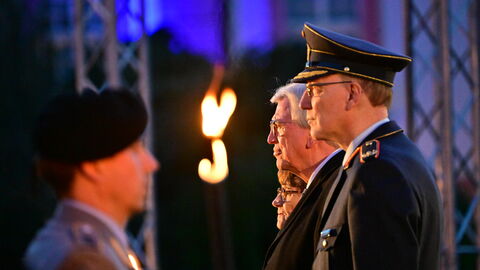 Ein ergreifender Moment: Volker Bouffier bei der Serenade.  Ministerpräsidentinnen und Ministerpräsidenten wird diese Ehre in Deutschland zuteil, wenn sie zehn Jahre oder länger im Amt waren. 