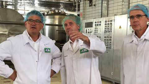 Ministerpräsident Boris Rhein beim Besuch der Schwälbchen Molkerei