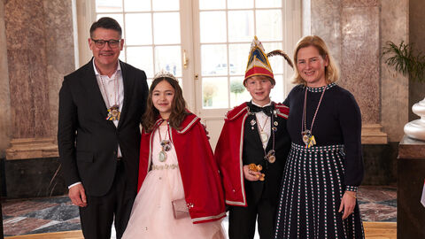 Ministerpräsident Boris Rhein und seine Frau Tanja Raab-Rhein empfangen im Schloss Biebrich in Wiesbaden hessische Fastnachtsvereine