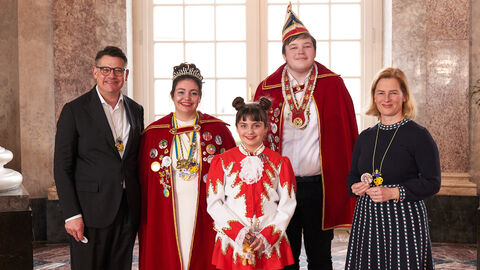 Ministerpräsident Boris Rhein und seine Frau Tanja Raab-Rhein empfangen im Schloss Biebrich in Wiesbaden hessische Fastnachtsvereine