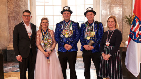 Ministerpräsident Boris Rhein und seine Frau Tanja Raab-Rhein empfangen im Schloss Biebrich in Wiesbaden hessische Fastnachtsvereine
