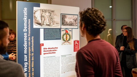 Mann schaut sich Plakat an