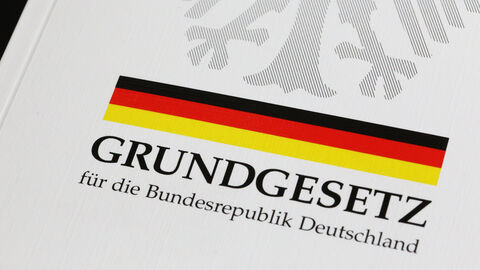 Fotografie zeigt die Titelseite des Grundgesetzes für die Bundesrepublik Deutschland