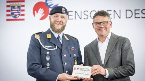 Ministerpräsident Boris Rhein (rechts) und der „Mensch des Respekts“ Jochen Richard Knoblauch