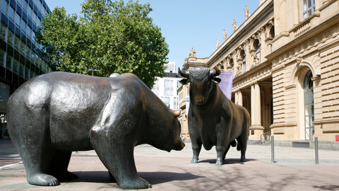 Der Börsenplatz in der Innenstadt von Frankfurt am Main mit Bulle und Bär als Bronzefiguren vor der Börse Frankfurt sowie dem Gebäude der Frankfurter Wertpapierbörse (FWB)