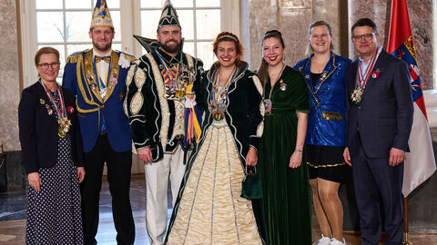 Ministerpräsident Boris Rhein und seine Frau Tanja Raab-Rhein empfangen im Schloss Biebrich in Wiesbaden Prinzessin Laura I. und Prinz Philipp I. aus dem Hause Berg mit Hofdame Katharina, Hofmarschall Christoph und Zofe Marie vom Carnevalverein Babenhausen e.V.; Laura und Philipp Berg, Katharina Becker; Christoph und Marie Pöschl. 