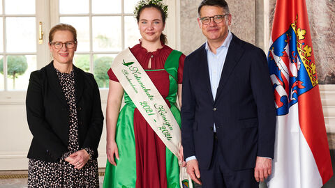 Ministerpräsident Boris Rhein empfängt gemeinsam mit seiner Frau Tanja Raab-Rhein die Muschenheimer Naturschutzkönigin im Wiesbadener Schloss Biebrich; Cara Hartmann.