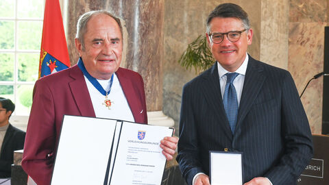 Ministerpräsident Boris Rhein überreichte Holger Weinert den Hessischen Verdienstorden.