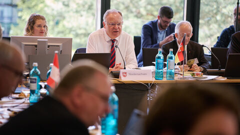 Stephan Weil spricht am runden Tisch