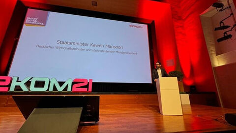 Mansoori steht auf der Bühne der eXpo24