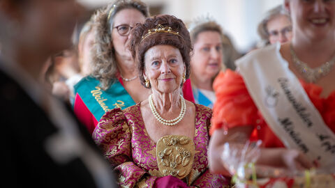 Eine Repräsentantin der Hoheiten lächelt in die Kamera.