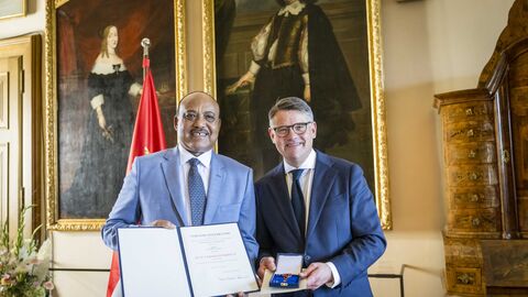 Ministerpräsident Boris Rhein überreicht Salomon Assefa das Verdienstkreuz am Bande.