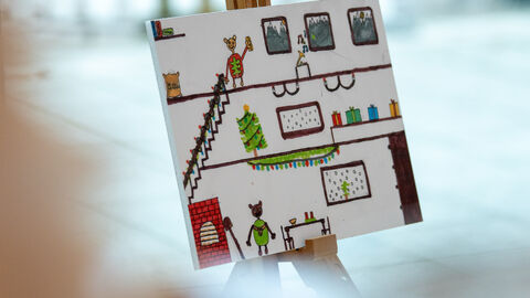 Gemaltes Kinderbild von einer Weihnachtsbäckerei