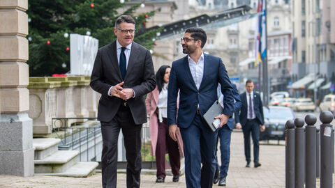 Ministerpräsident Boris Rhein und der stellvertretende Ministerpräsident, Wirtschaftsminister Kaweh Mansoori