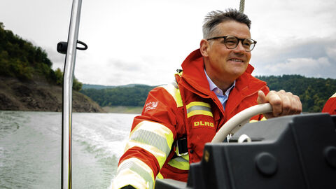 Ein Mann fährt auf einem Boot.