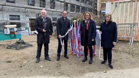 Gruppenfoto vom Richtfest in der Justizvollzugsanstalt Frankfurt III, von links nach rechts: Thomas Platte (Direktor des Landesbetriebs Bau und Immobilien Hessen), Finanzminister Michael Boddenberg, Nora Stang-Albrecht (Leiterin der JVA Frankfurt III) und Justizministerin Eva Kühne-Hörmann.