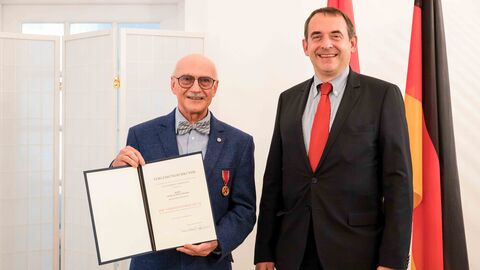 Kultusminister Lorz überreicht Verdienstmedaille an ehemaligen Lehrer Georg Schnellbächer