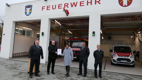 Europaministerin Lucia Puttrich bei der Übergabe des Bescheides an Bürgermeister Michael Merle und dem Vorsitzenden der Freiwilligen Feuerwehr Kirch-Göns, Herrn Markus Mohr (ganz links)
