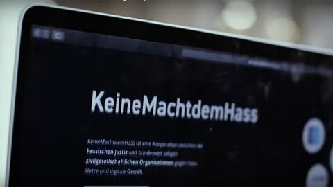 Bildschirm mit Schriftzug "KeineMachtdemHass"