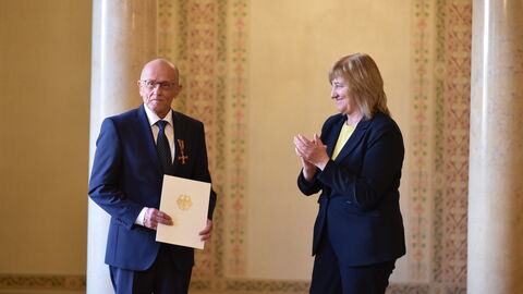 Rainer Hepp und Staatsministerin Eva Kühne-Hörmann