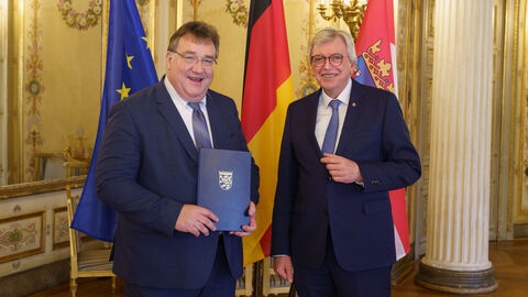 Hessens Ministerpräsident Volker Bouffier überreicht Mark Weinmeister seine Ernennungsurkunde für das Amt des Regierungspräsidenten von Kassel. Hessens Ministerpräsident Volker Bouffier überreicht Mark Weinmeister seine Ernennungsurkunde für das Amt des Regierungspräsidenten von Kassel.