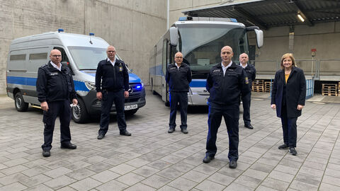 (v. r. n. l.): Justizministerin Eva Kühne-Hörmann mit Bediensteten der Justizvollzugsanstalt Frankfurt am Main I