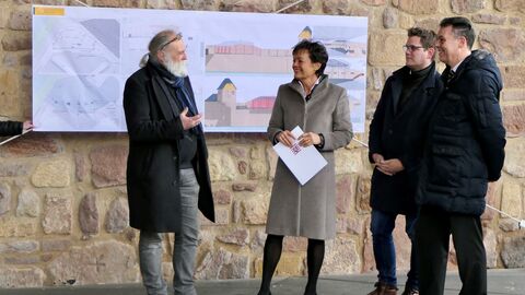 Europaministerin Lucia Puttrich bei der Übergabe des Bescheides mit Bürgermeister Dr. Thomas Stöhr, dem Ersten Stadtrat Sebastian Wysocki sowie Claus-Günther Kunzmann (v.r.n.l.) 