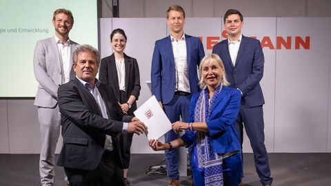 Digitalministerin Sinemus überreicht Distr@l-Förderbescheid an Prof. Hesselbach und das Gründerteam