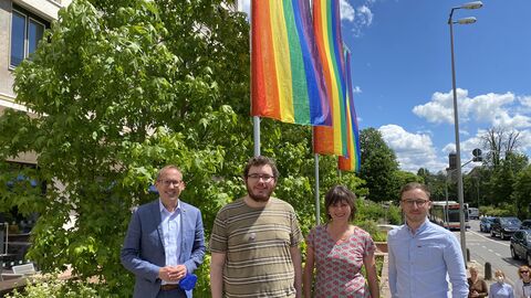 Vor dem Hessischen Ministerium für Soziales und Integration hat  Minister Kai Klose (1. v.l.) zusammen mit Staatssekretärin Anne Janz sowie Lukas Fachinger und David Hess aus dem Vereinsvorstand von Warmes Wiesbaden e. V. die Regenbogenflaggen gehisst.