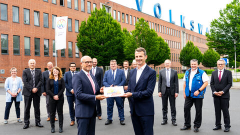 Landespolizeipräsident Roland Ullmann (Bild-Mitte: vorne links) übergibt Jörg Fenstermann, Standortleiter Volkswagen Werk Kassel, die Präventionsplakette „Gemeinsam gegen Extremismus“.