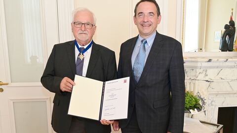 Kultusminister Prof. Dr. R. Alexander Lorz hat Randoald Reinhardt aus Viernheim den Hessischen Verdienstorden überreicht. 