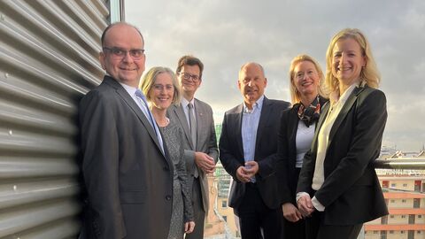 Generalstaatsanwalt Torsten Kunze, Oberstaatsanwältin Friederike Busch, stellv. Europäischer Generalstaatsanwalt Andrés Ritter, Staatsminister Prof. Dr. Roman Poseck, Staatsanwältin Dr. Anna Krause-Ablaß und Bundesanwältin Dr. Sonja Heine