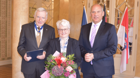 v.l.n.r. Günter Schmitt, seine Ehefrau Maria Schmitt und Justizminister Prof. Dr. Roman Poseck