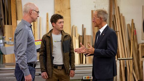 Staatsminister Axel Wintermeyer im Gespräch mit dem Jung-Gesellen Viktor Grossbach in der Schreinerei Fuchs in Hofheim am Taunus. Im Rahmen der Aktionswoche „Kabinett besucht Talente“ wirbt Hessens Landesregierung für Ausbildungsberufe. Von links nach rechts: Inhaber der Schreinerei Fuchs, Martin Schuchardt, Viktor Grossbach, Staatsminister Axel Wintermeyer. 