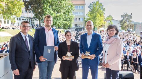 Ministerpräsident Boris Rhein überreicht Jörg Eigendorf, stellvertretend für seine Frau Katrin Eigendorf, sowie Sena Karahan und Carlos Becker von der Walter-Lübcke-Schule in Wolfhagen im Beisein von Irmgard Braun-Lübcke den Walter-Lübcke-Demokratie-Preis 2022
