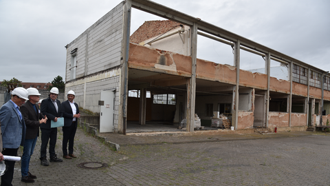 Geschäftsführer des DHBT Architektenbüros Herr Guse, Projektmanager Herr Würster, Direktor des LBIHs Herr Platte und Justizminister Roman Poseck (v.l.n.r.)