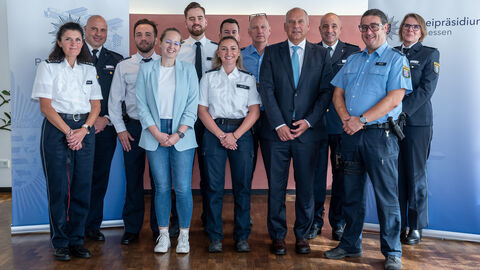 Polizistinnen und Polizisten posieren mit Innenminister