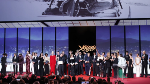 Die Preisträgerinnen und Preisträger der 79. Internationalen Filmfestspiele von Cannes stehen gemeinsam auf der Bühne.